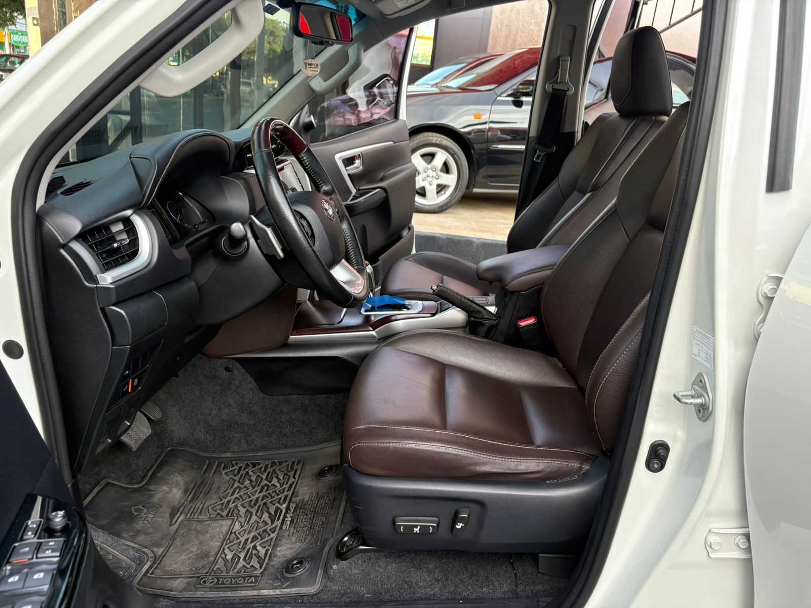 HILUX SW4 SRX 4X4 AT 7 LUGARES