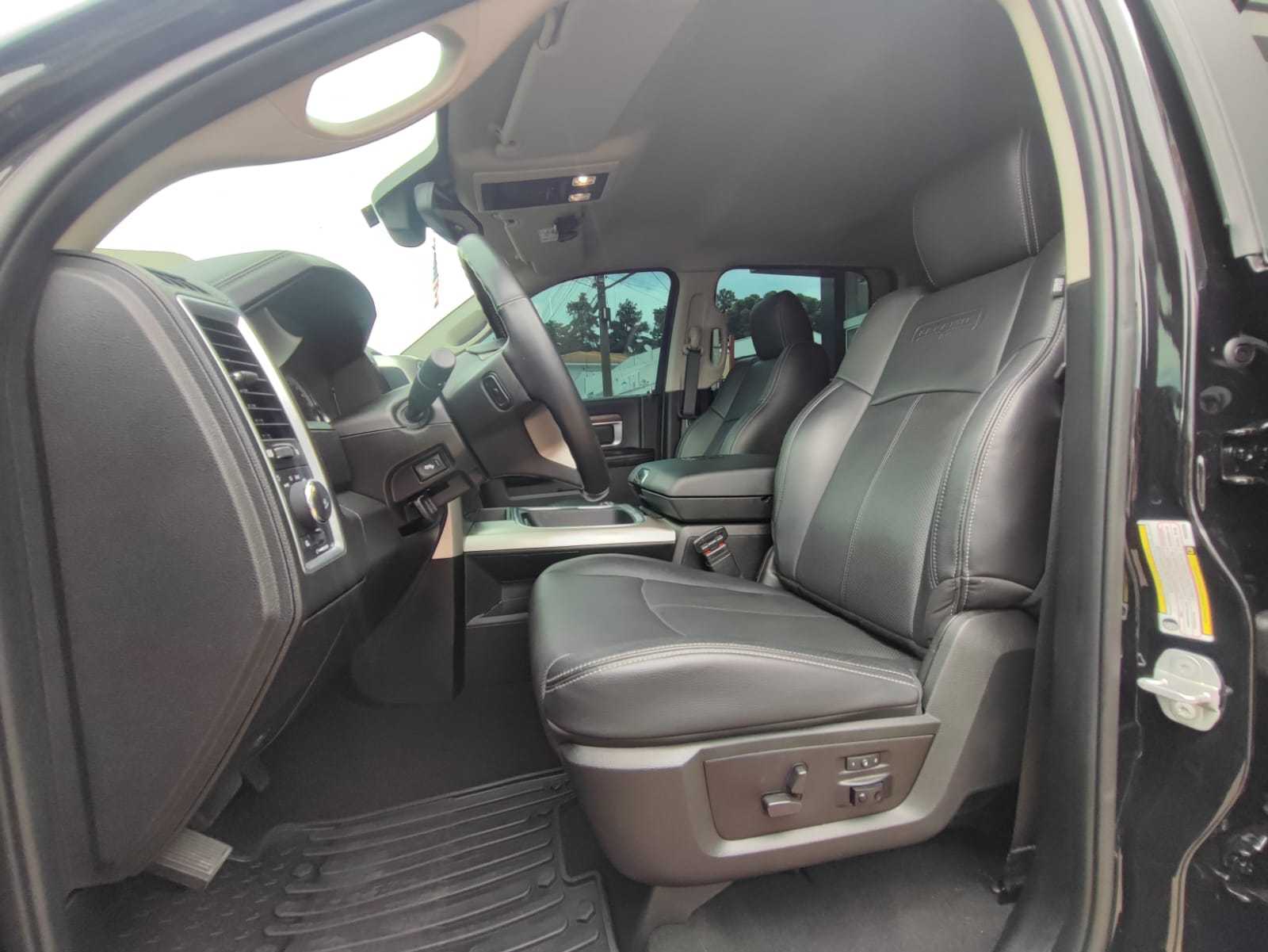 RAM 1500 CLASSIC V8 NIGHT ED