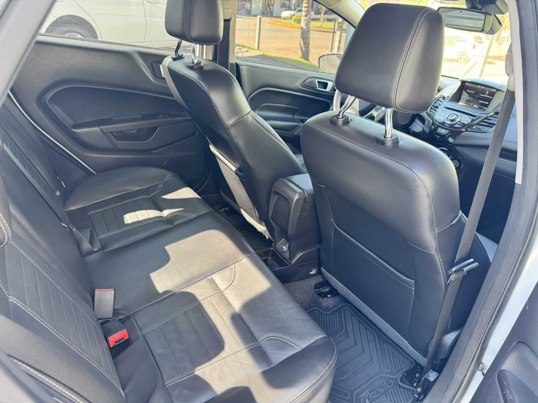 FIESTA TITANIUN SEDAN