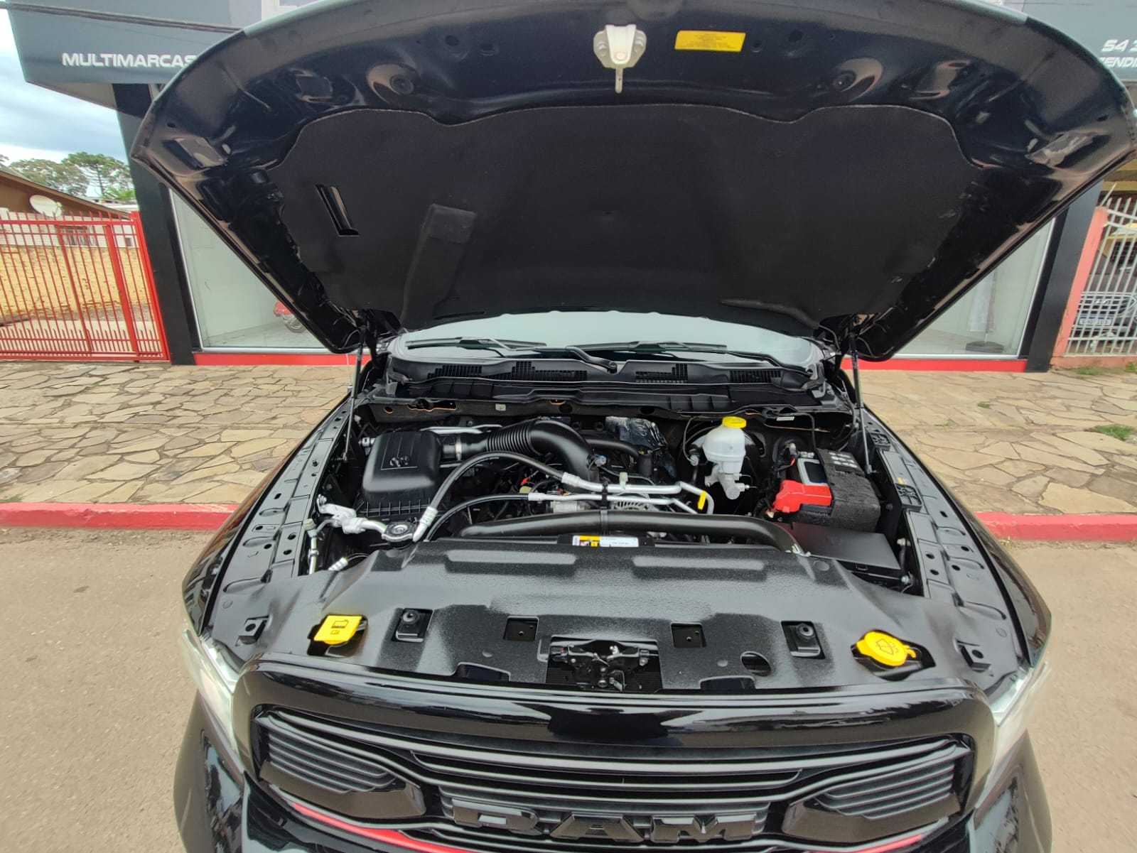 RAM 1500 CLASSIC V8 NIGHT ED