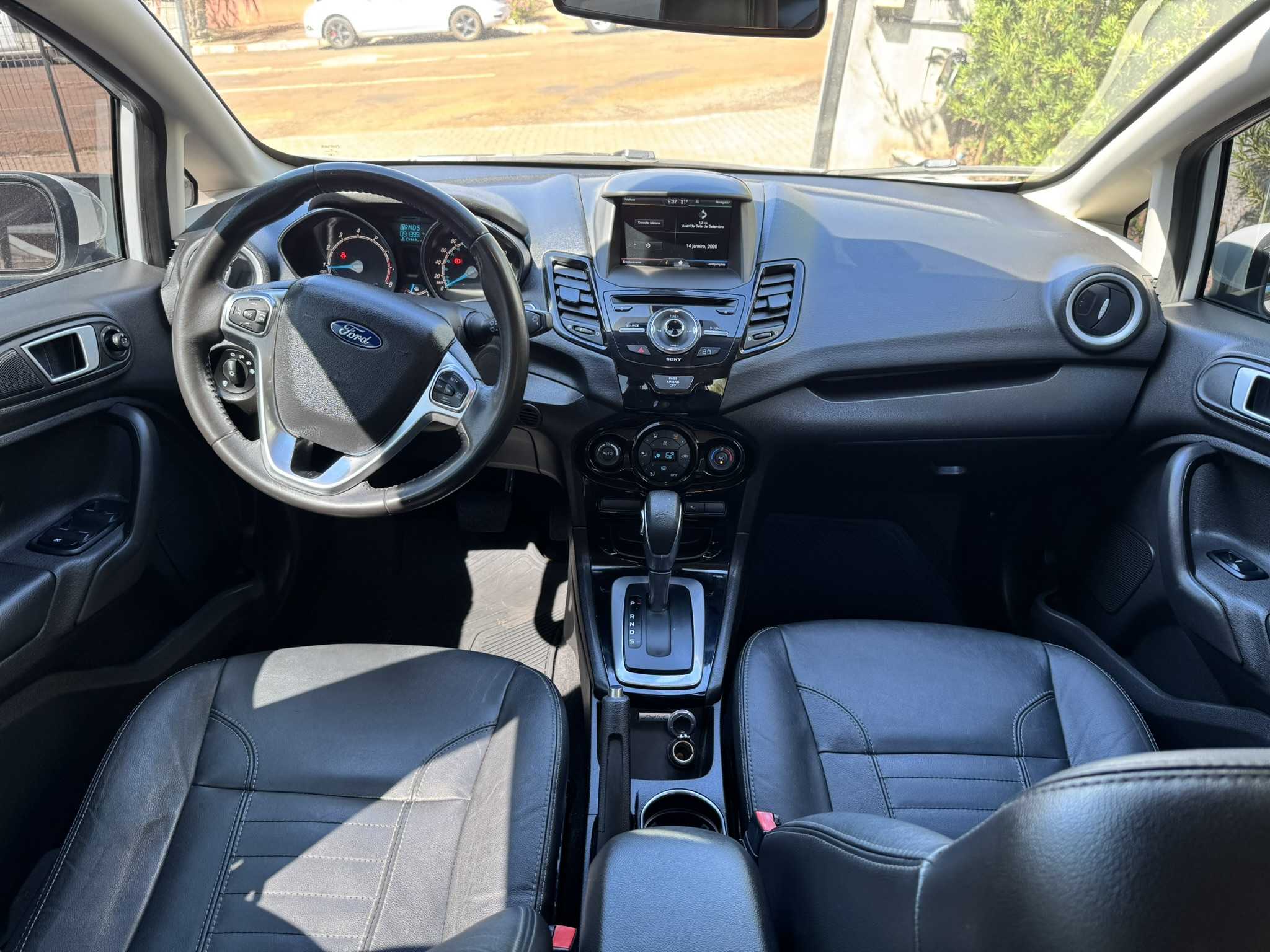 FIESTA TITANIUN SEDAN