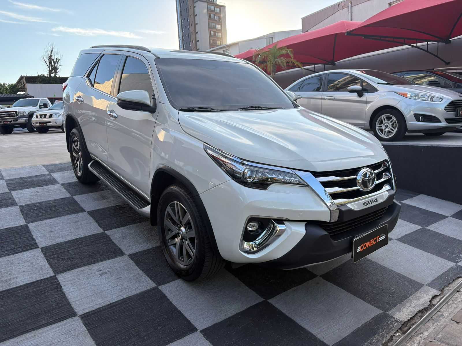 HILUX SW4 SRX 4X4 AT 7 LUGARES