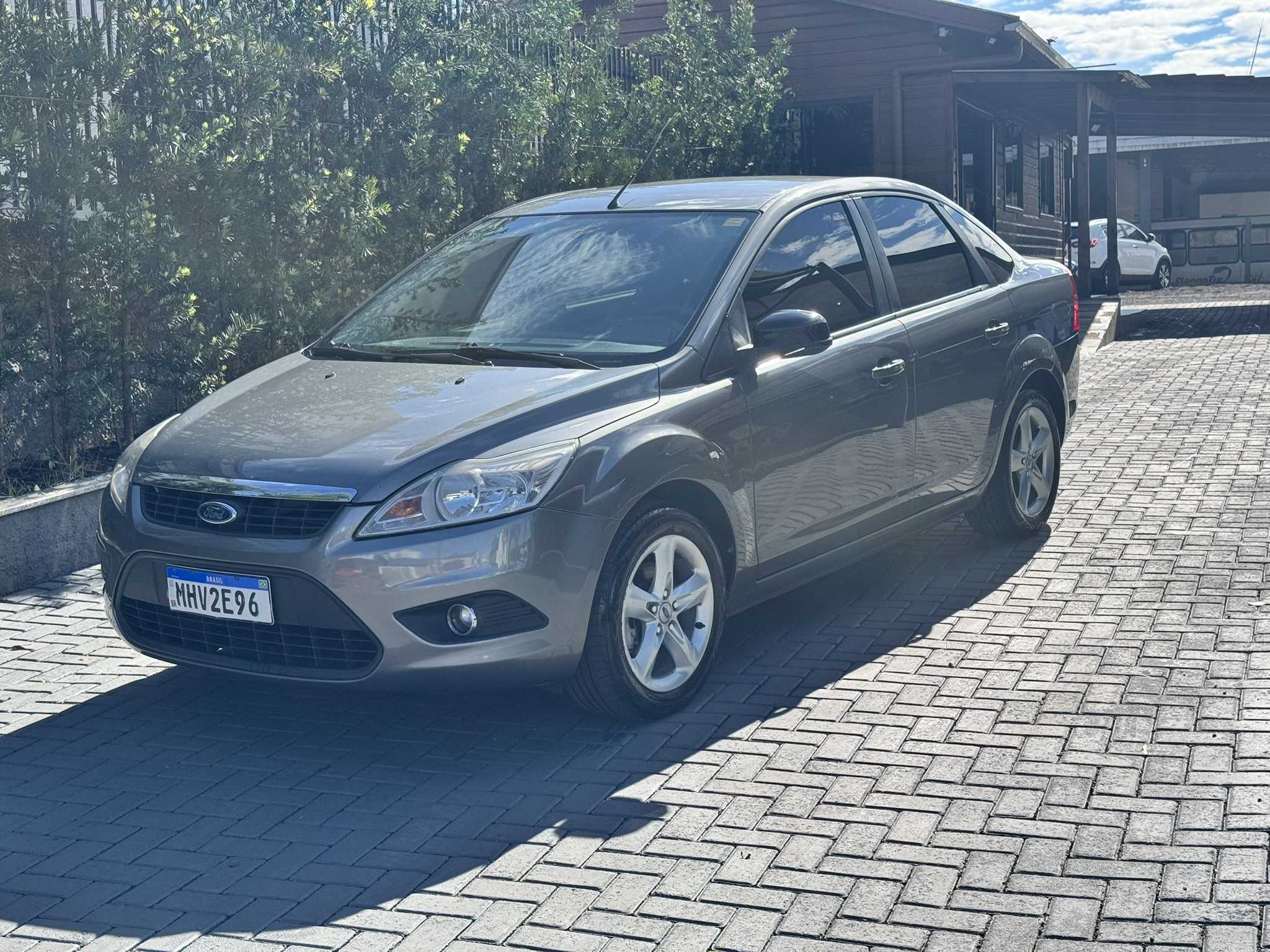 FOCUS SEDAN
