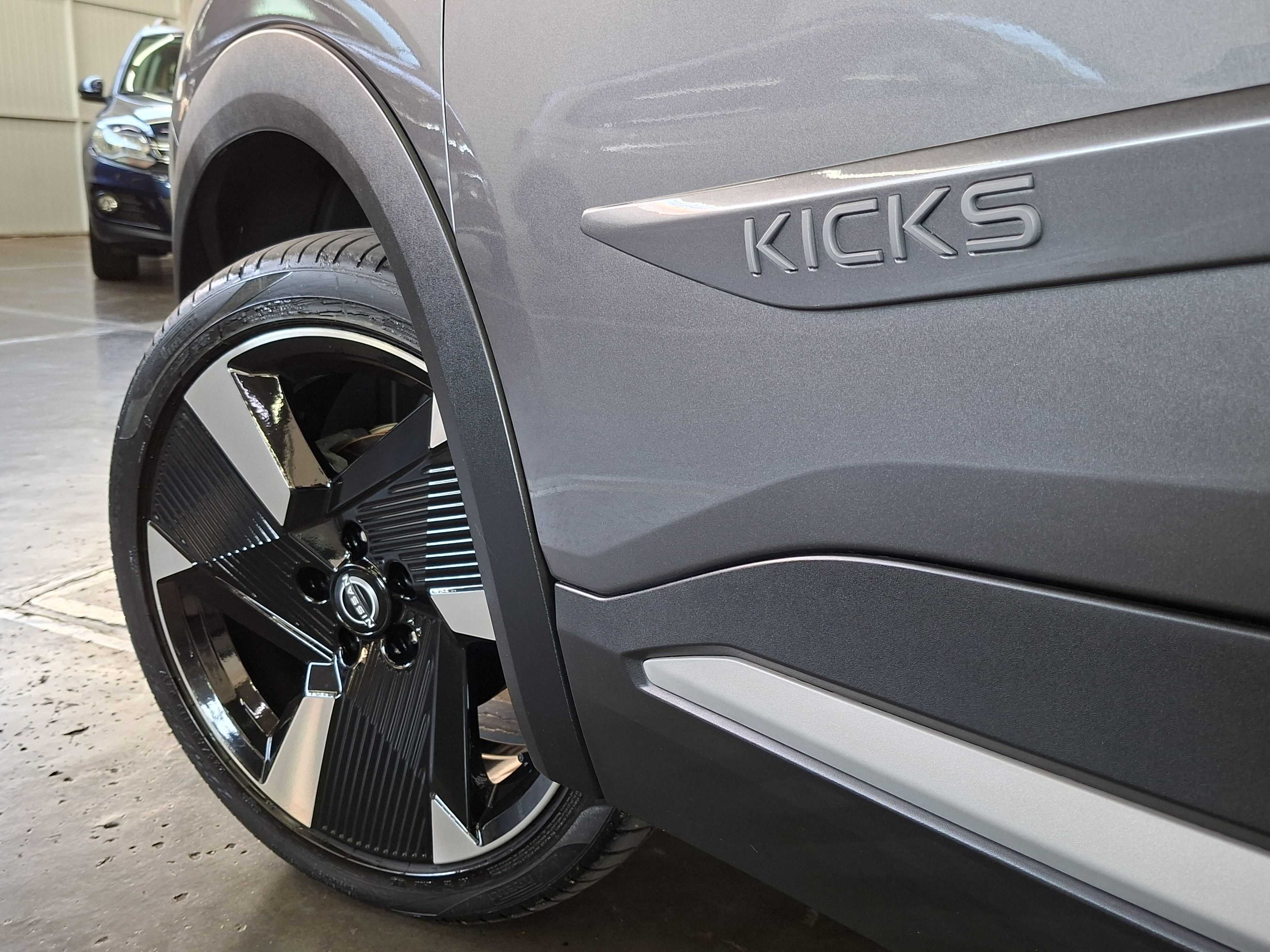 KICKS EXCLUSIVE 220T