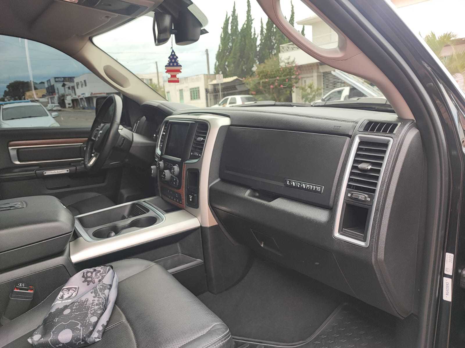 RAM 1500 CLASSIC V8 NIGHT ED