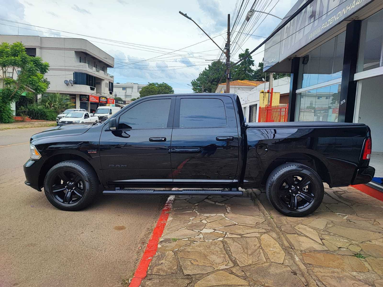 RAM 1500 CLASSIC V8 NIGHT ED