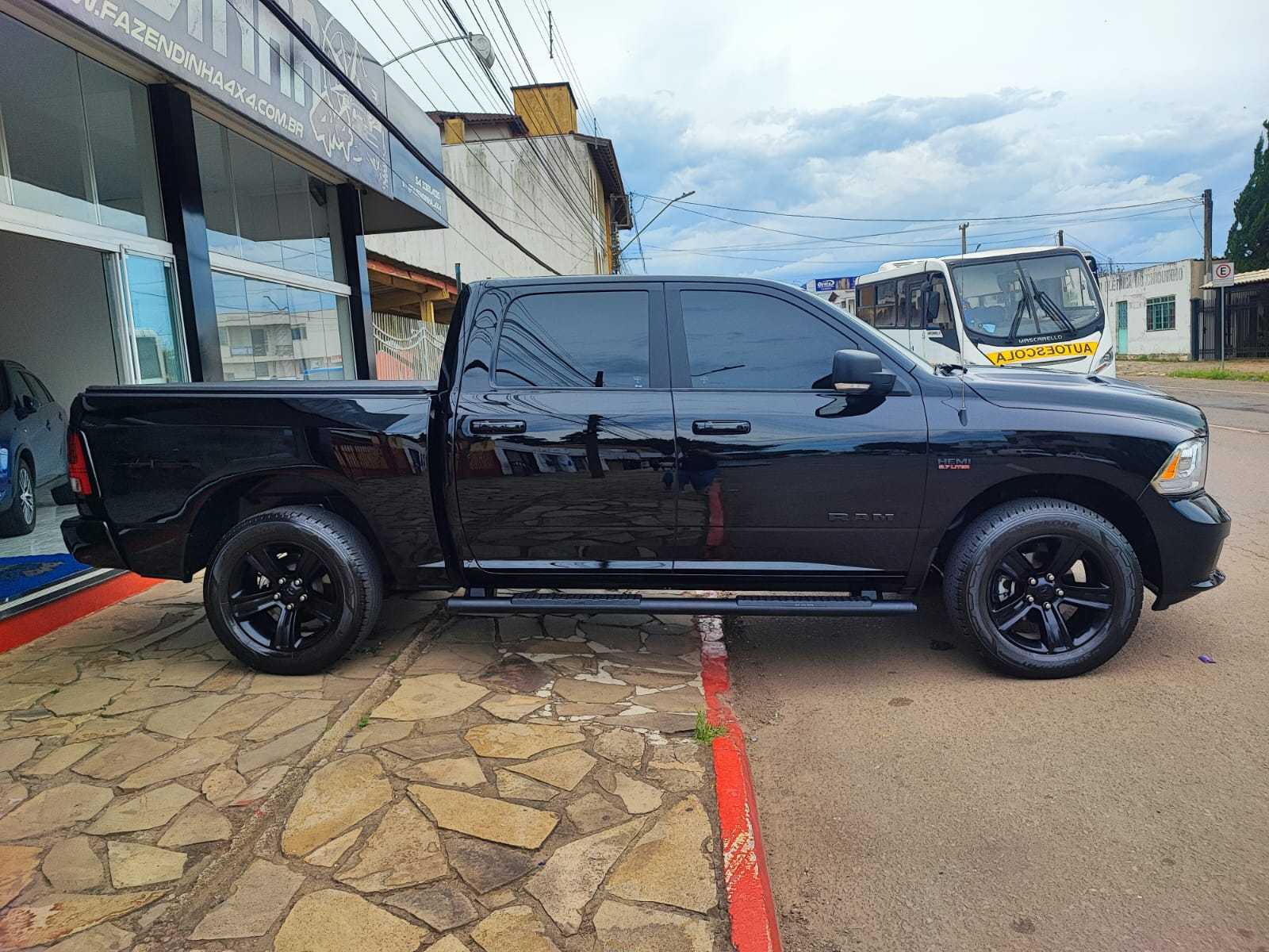 RAM 1500 CLASSIC V8 NIGHT ED