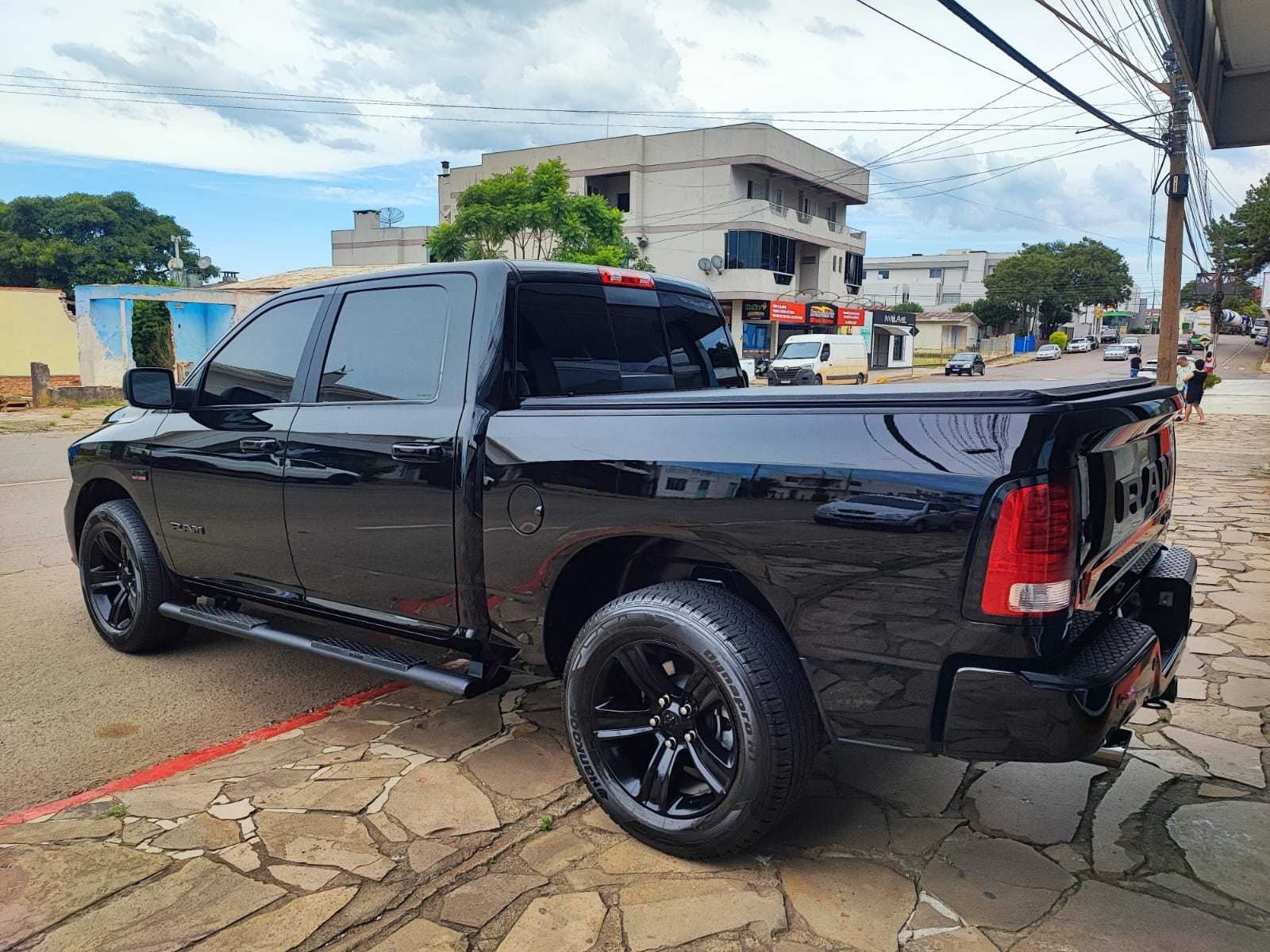 RAM 1500 CLASSIC V8 NIGHT ED