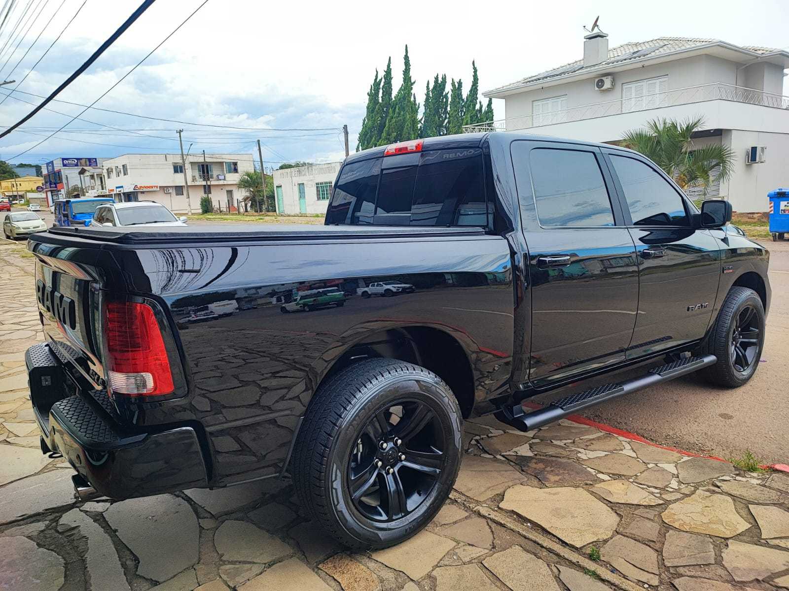 RAM 1500 CLASSIC V8 NIGHT ED